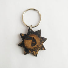 Cargar imagen en el visor de la galería, Keychain carved in coconut toucan
