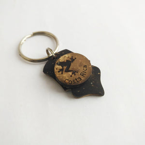 Keychain carved in coconut with frog image