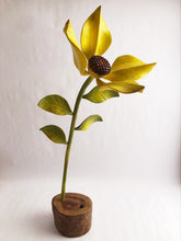 Cargar imagen en el visor de la galería, Sunflower flower carved in wood
