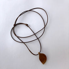 Cargar imagen en el visor de la galería, Carved leaf necklace
